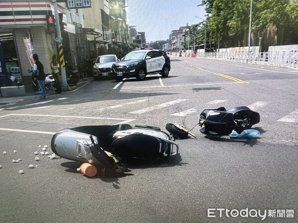 ▲台南市新化區忠孝路與民生路口附近13日下午發生機車與微型電動車擦撞事故,造成1名女騎士輕傷送醫。(記者林東良翻攝,下同)
