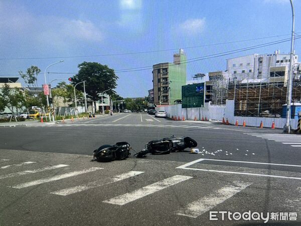 ▲台南市新化區忠孝路與民生路口附近13日下午發生機車與微型電動車擦撞事故,造成1名女騎士輕傷送醫。(記者林東良翻攝,下同)
