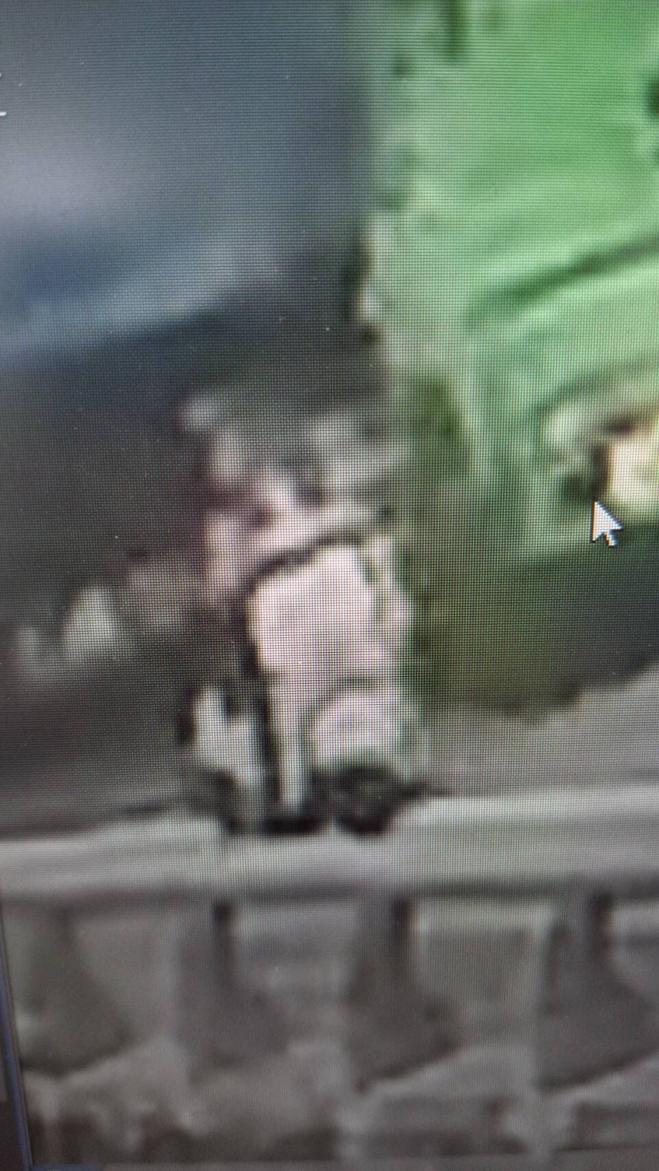 ▲陳女騎車遭砂石車擦撞輾下車底,家屬怒控司機冷血旁觀不願移動車輛長達4分鐘。(圖/記者陸運陞翻攝)