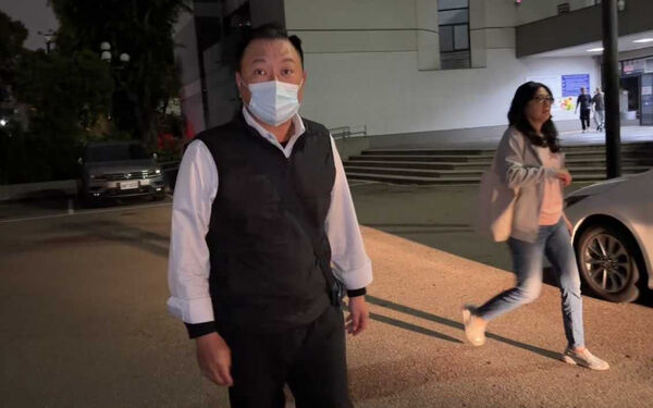 台中榮總神經外科科主任楊孟寅(前)與鄭文郁(後)被爆出放任無照廠商上台執刀,遭台中地檢署約談,訊後均以100萬元交保。(圖/報系資料照)