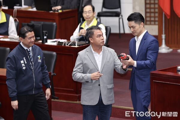 ▲▼台北市議員張志豪贈送防熊噴霧給蔣萬安,張志豪 。(圖/記者徐文彬攝)