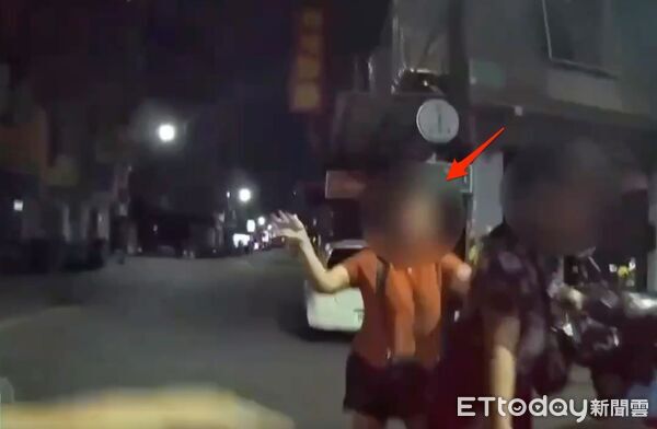 ▲▼黎女(紅箭頭)不斷拍打男友頭部,監視器拍下黎女衝突過程 。(圖/記者陳以昇翻攝)