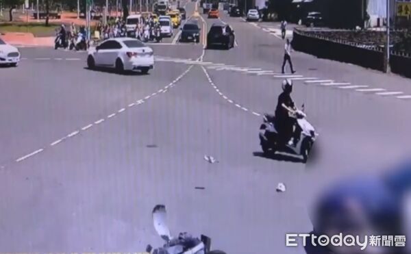 ▲▼員警趕著處理車禍撞傷騎士。(圖/記者許宥孺翻攝)