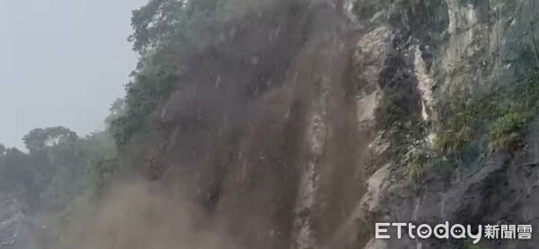 ▲▼蘇花公路雨勢趨緩,落石已被清除,和仁~崇德已解除預警性封路。(圖/公路局提供,下同)