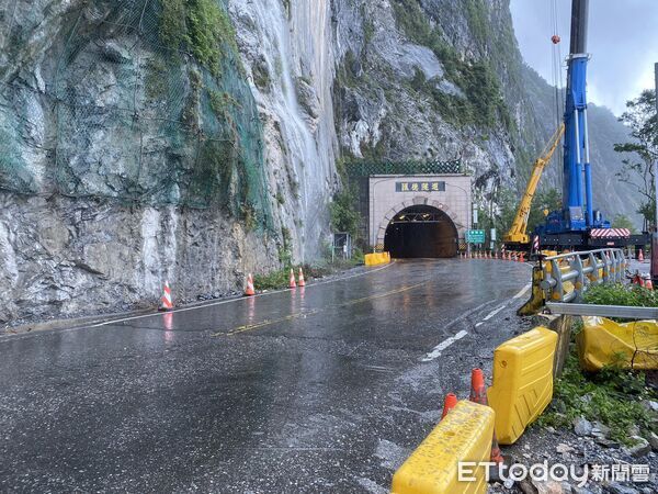 ▲▼蘇花公路雨勢趨緩,落石已被清除,和仁~崇德已解除預警性封路。(圖/公路局提供,下同)