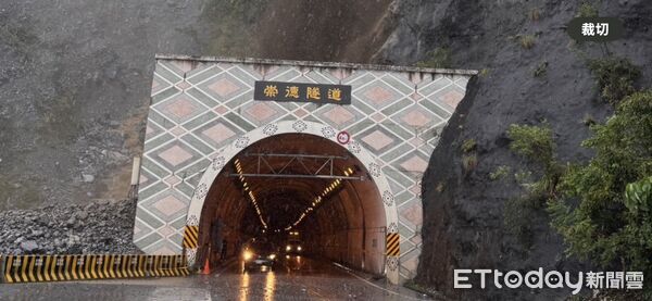 ▲▼蘇花公路雨勢趨緩,落石已被清除,和仁~崇德已解除預警性封路。(圖/公路局提供,下同)