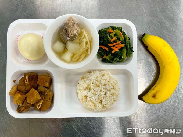 ▲國中教育會考即將登場,台南市學校營養師與校廚團隊推出「祝福應援套餐」,為考生加油打氣。(記者林東良翻攝,下同)