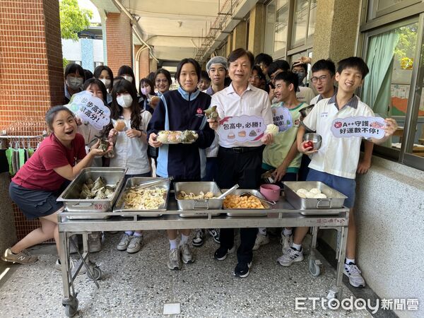 ▲國中教育會考即將登場,台南市學校營養師與校廚團隊推出「祝福應援套餐」,為考生加油打氣。(記者林東良翻攝,下同)