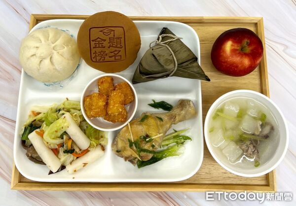 ▲國中教育會考即將登場,台南市學校營養師與校廚團隊推出「祝福應援套餐」,為考生加油打氣。(記者林東良翻攝,下同)