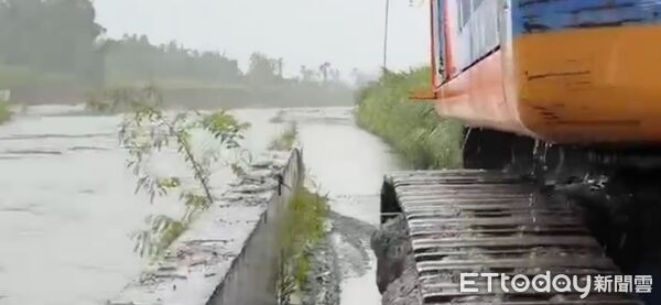 ▲▼今天花蓮局部大雨造成光復鄉東富村阿陶莫部落溪水暴漲。(圖/馬太鞍溪跨部落青年聯盟提供,下同)