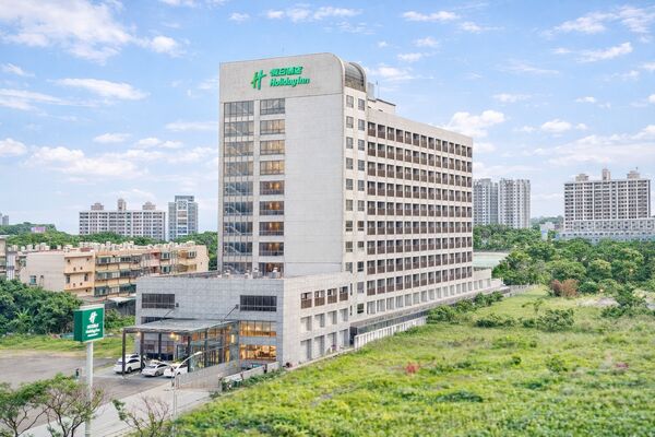 ▲桃禧集團旗下台北車站智選假日酒店與桃園機場假日酒店。(圖/業者提供)