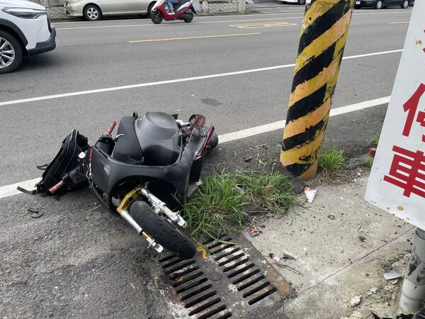 小網紅17歲高中生上學遇死劫　騎微電車急閃自撞電桿傷重不治