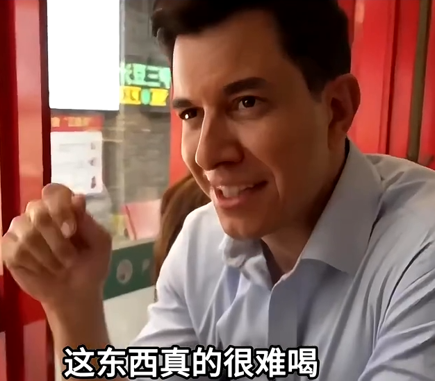 ▲▼美媒記者也挑戰北京豆汁。(圖/翻攝自微博)