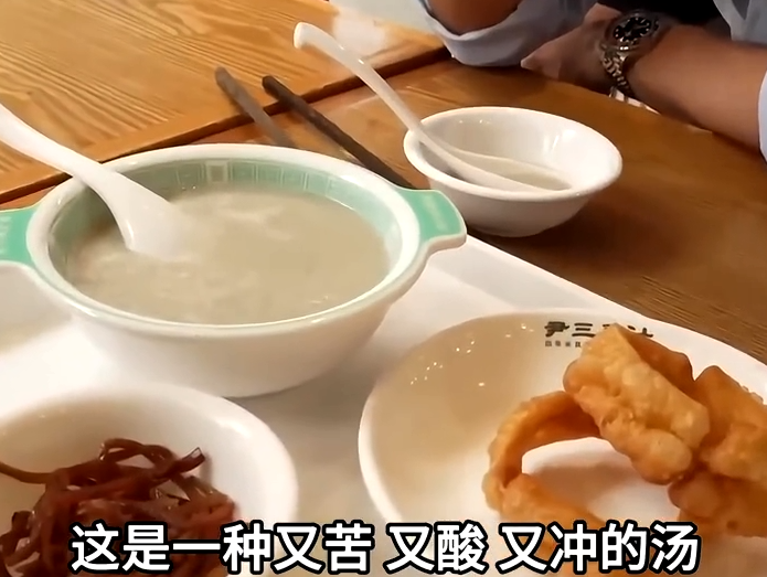▲▼美媒記者也挑戰北京豆汁。(圖/翻攝自微博)