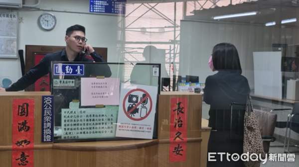 ▲▼孫安佐自製武器遭警方拘提,女友、律師前往北投分局。(圖/攝影中心攝)
