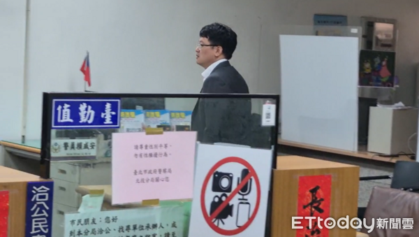 ▲▼孫安佐自製武器遭警方拘提,女友、律師前往北投分局。(圖/攝影中心攝)