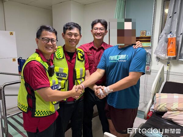 ▲新園消防分隊與甦醒的警察合影。(圖/新園消防分隊提供)