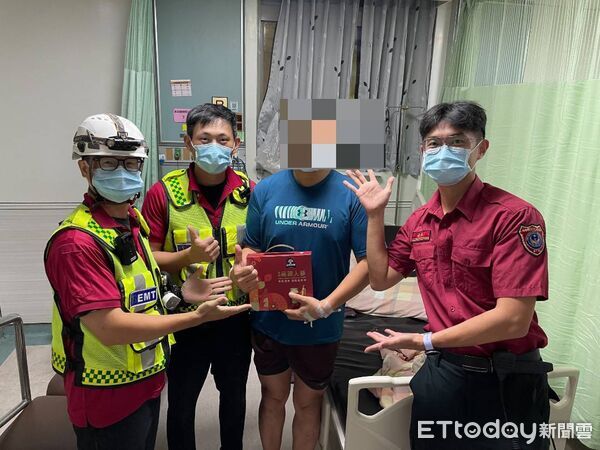 ▲新園消防分隊與甦醒的警察合影。(圖/新園消防分隊提供)