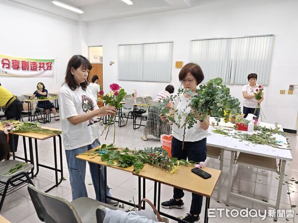 ▲台南市政府勞工局於曾文市政願景園區推出「生活花藝」課程,帶領勞工朋友體驗花藝美學。(記者林東良翻攝,下同)