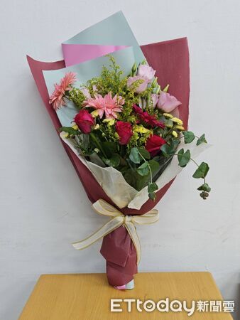▲台南市政府勞工局於曾文市政願景園區推出「生活花藝」課程,帶領勞工朋友體驗花藝美學。(記者林東良翻攝,下同)