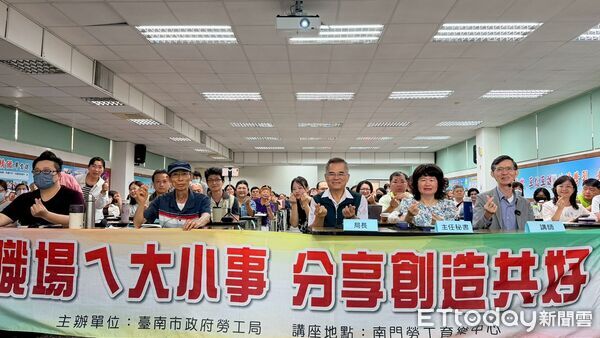 ▲台南市政府勞工局於曾文市政願景園區推出「生活花藝」課程,帶領勞工朋友體驗花藝美學。(記者林東良翻攝,下同)