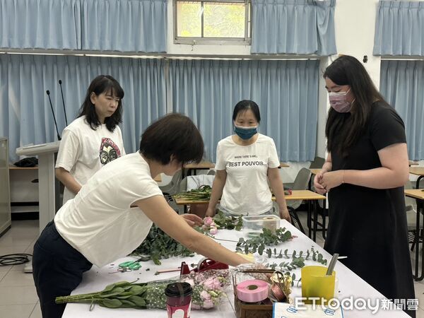 ▲台南市政府勞工局於曾文市政願景園區推出「生活花藝」課程,帶領勞工朋友體驗花藝美學。(記者林東良翻攝,下同)