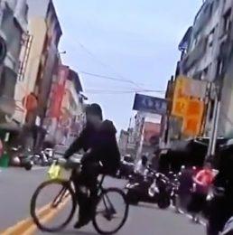 ▲彰化員林菜市場因車輛違停鬼切逆向狀況險象環生。(圖/翻攝自threads/yannnnn__147)