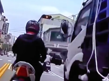 ▲彰化員林菜市場因車輛違停鬼切逆向狀況險象環生。(圖/翻攝自threads/yannnnn__147)
