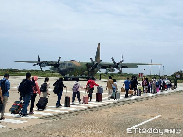 ▲▼離島天候差,民航局協調軍機投入疏運。(圖/民航局提供)