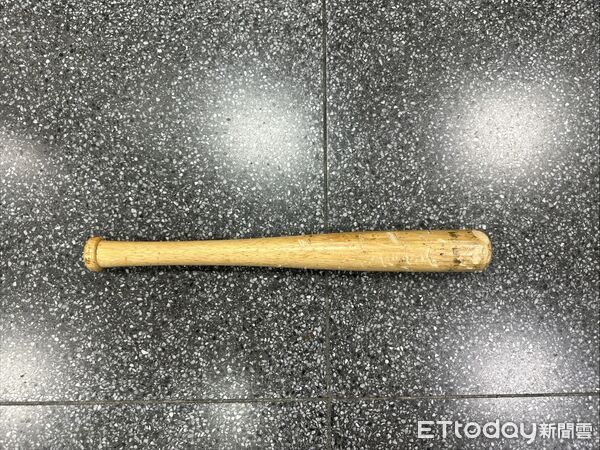 ▲▼三和夜市地瓜球攤車遭闆娘兒子持球棒砸毀,警方查扣犯案用球棒 。(圖/記者陳以昇翻攝)