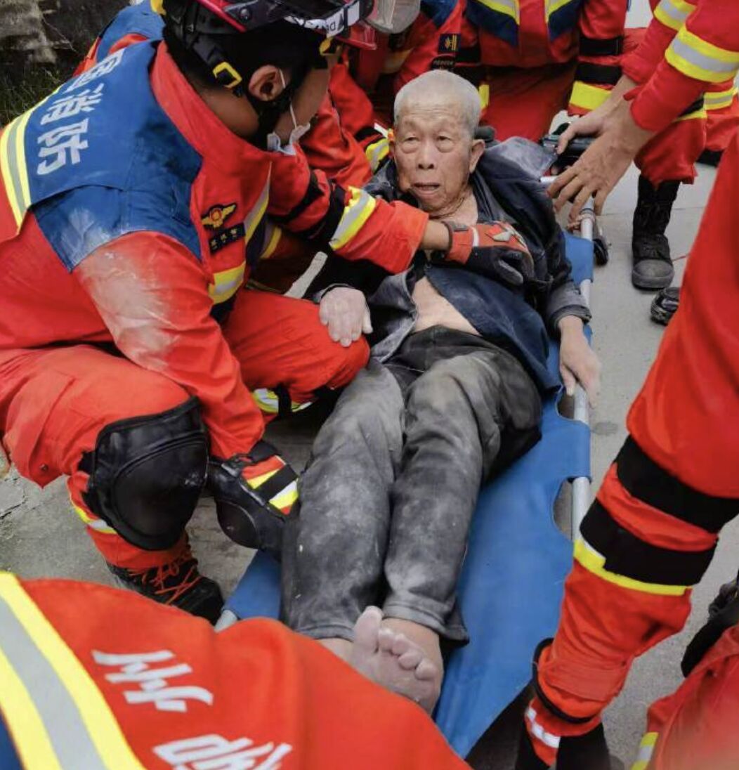 ▲柳州地震最後一名受困者被救出。(圖/翻攝新華社)