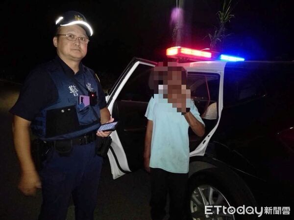 ▲內埔警方護送高姓男子返家。(圖/記者陳崑福翻攝)