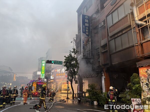 ▲▼台中一家知名現炒店傍晚大火。(圖/民眾提供)
