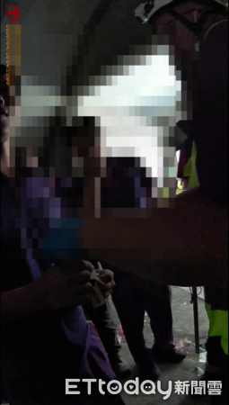 ▲工地電梯測試故障困人,中興警消即時應處成功救援無人傷亡。(圖/記者高堂堯翻攝)