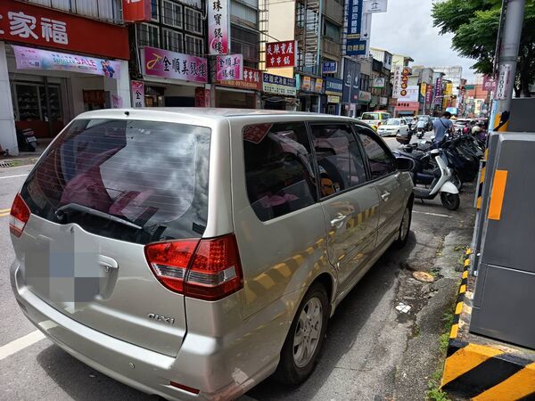 ▲▼周姓女子新買滿月二手車,一進宜蘭市停車,即被「智慧扣車系統」鎖定,當場遭查封。(圖/執行署宜蘭分署提供,下同)