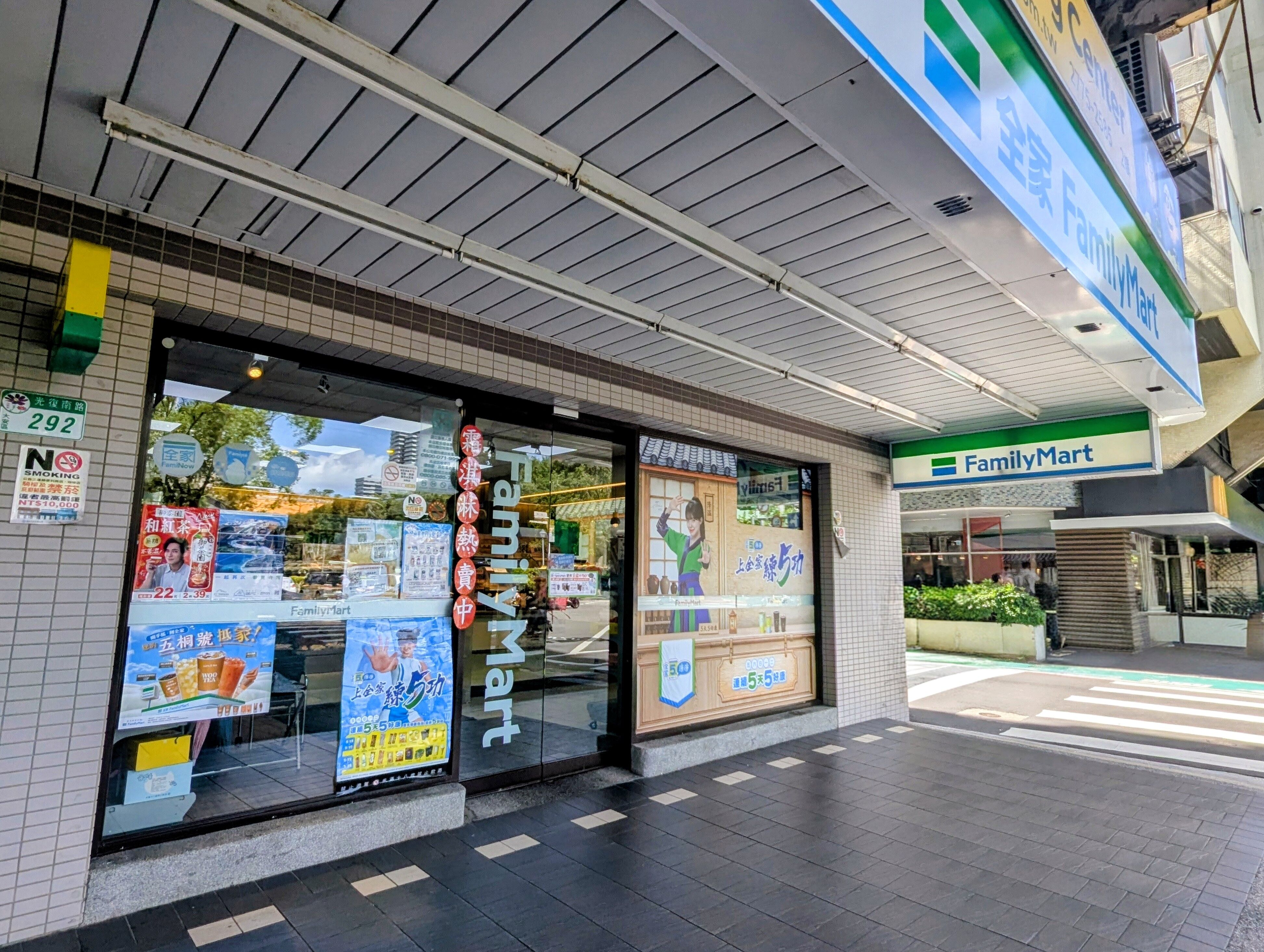 ▲▼全家打造李多慧主題店並推出周邊,同步有「一日五食」餐促優惠。(圖/業者提供)