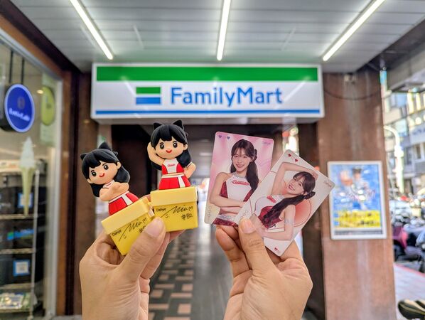 ▲▼全家打造李多慧主題店並推出周邊,同步有「一日五食」餐促優惠。(圖/業者提供)