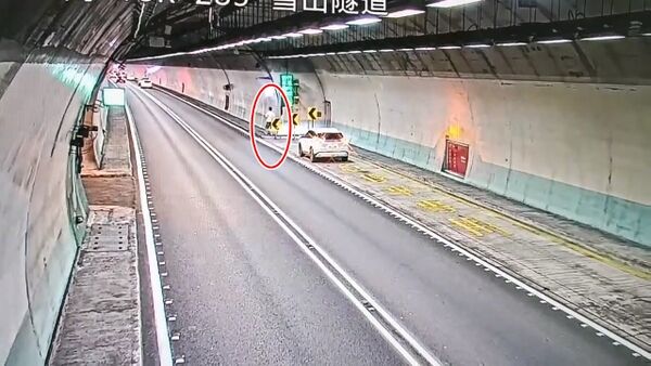 ▲趁家人將車輛停靠國5雪隧避車彎時,疑因情緒不穩的26歲陳姓男子,竟下車走入國道外側廊道(紅圈處)。(圖/國九隊提供)