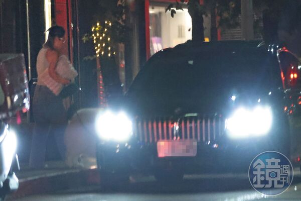 徐瑋吟從台北內湖一棟建案步出,帶著愛犬,準備上一輛BMW。