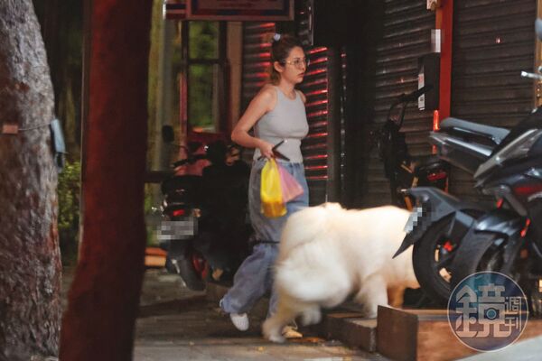 徐瑋吟牽著愛犬下了車,準備前往私人聚會。