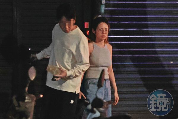 聚會完,徐瑋吟(右)與男友(左)相伴走出。據傳男方叫Eric,已婚且是建商富二代。