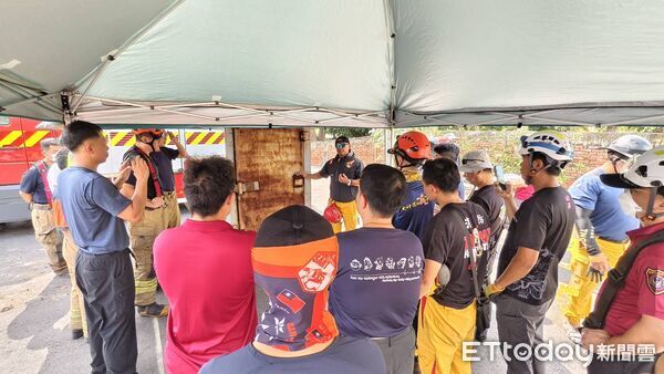 ▲台南市消防局第七大隊聯合特搜分隊辦理開門器及破壞器材操作訓練。(記者林東良翻攝,下同)