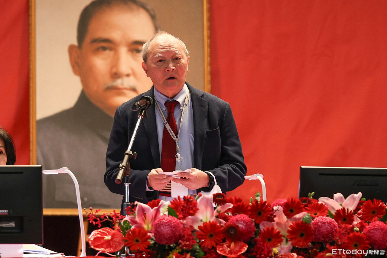 ▲遠傳電信副董事長徐旭平代理主持股東常會。(圖/記者林敬旻攝)