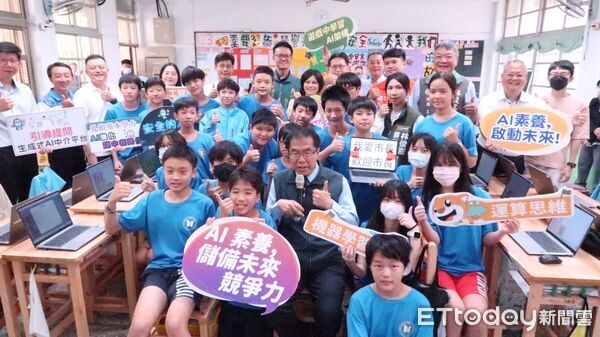 ▲台南市政府於後甲國中辦理AI筆電上線記者會,首批50台高效能AI筆電正式進駐10所AI教育重點學校。(記者林東良翻攝,下同)