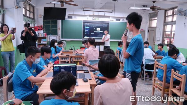 ▲台南市政府於後甲國中辦理AI筆電上線記者會,首批50台高效能AI筆電正式進駐10所AI教育重點學校。(記者林東良翻攝,下同)