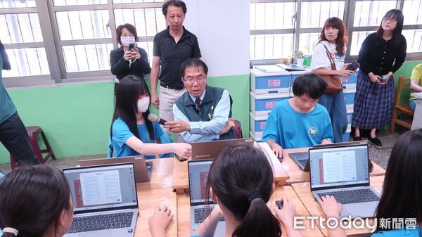 ▲台南市政府於後甲國中辦理AI筆電上線記者會,首批50台高效能AI筆電正式進駐10所AI教育重點學校。(記者林東良翻攝,下同)