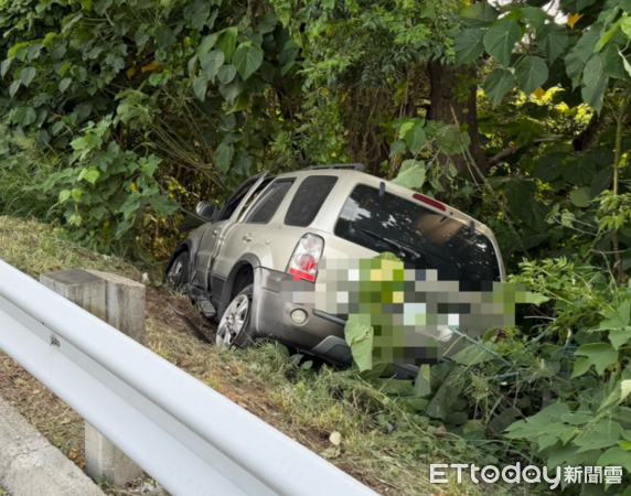 ▲國1南向北斗路段休旅車行經匝道口自撞護欄噴落邊坡。(圖/國道警方提供)