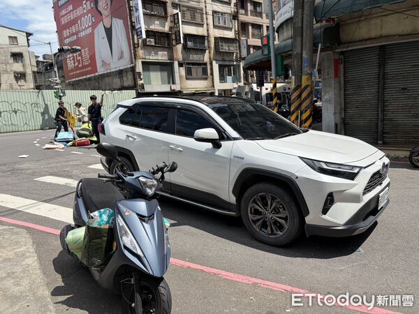 ▲王男左轉時未禮讓直行車,導致湯姓老翁摔車命危送醫。(圖/記者陸運陞翻攝)