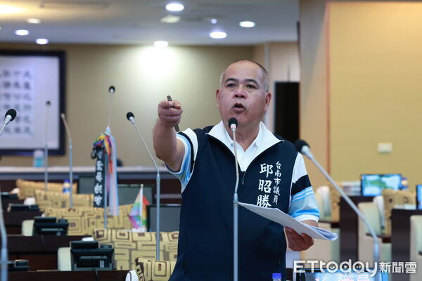 ▲台南市議員邱昭勝質詢關切安南區肉品市場遷移案,農業局表示主體工程預計117年招標、118年完工。(記者林東良翻攝)
