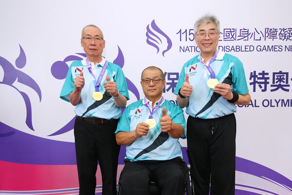▲臺南市(左起)呂如晃、蕭世正、鄭勝夫成功復仇拿下肢障三人賽A組金牌。(圖/115全障運提供)
